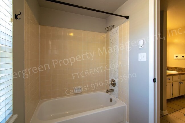 Building Photo - 661 Hanna St