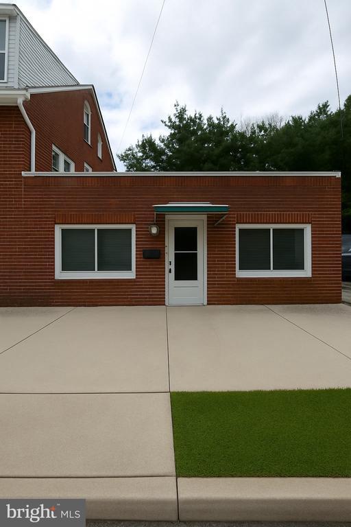 Building Photo - 171 Pine Ave