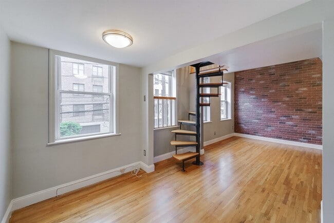 Building Photo - 519 Monroe St