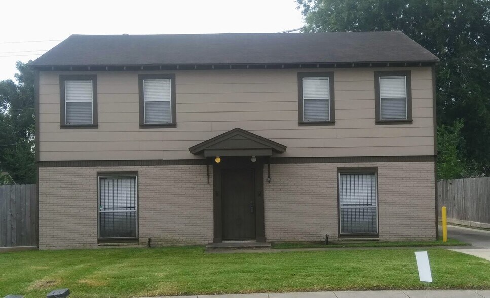 Front View of Duplex - 3340 Blodgett St