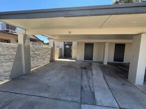 Building Photo - Bright & Spacious 2 Bedroom Condo with Vaulted Ceilings in Phoenix