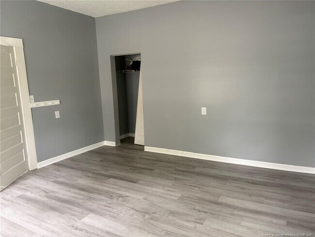 Building Photo - 211 E Edinborough Ave