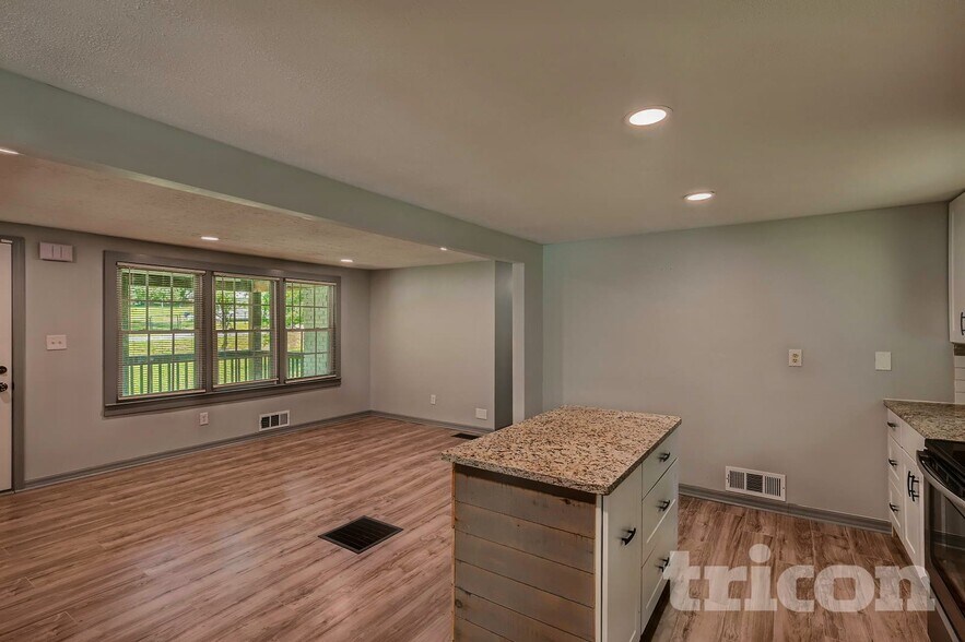 Building Photo - 11 Swan Dr