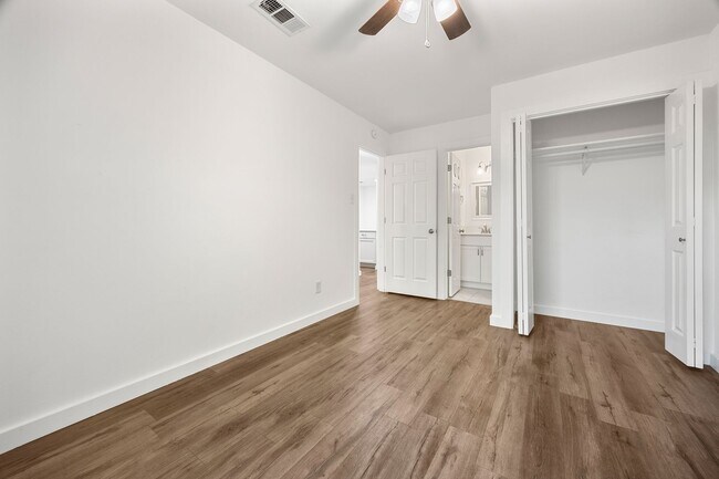 Building Photo - Updated North Austin Condo with Modern Fin...