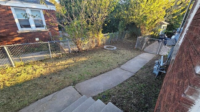 Building Photo - 2427 W Park Pl