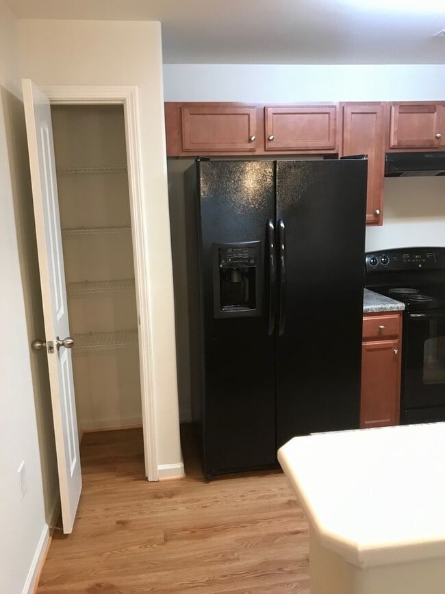 Building Photo - Bright & Inviting 2-Bedroom Condo in Prime...