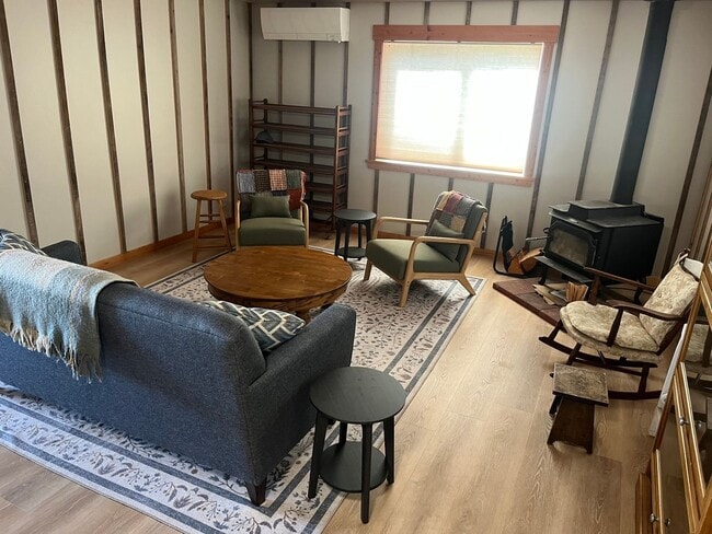 Building Photo - Farmhouse on 20 acres- Fully Furnished Ava...