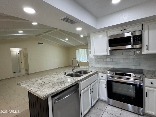 Building Photo - 5502 W Frier Dr