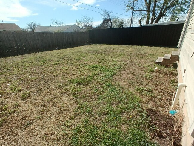 Building Photo - Lots of Space!