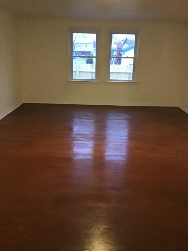 Building Photo - 811 N Royal Ave