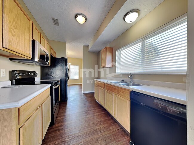 Building Photo - 1115 Sunset Dr