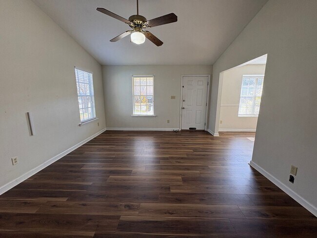 Building Photo - Family Friendly 2 Bedroom Duplex Available In Tallahassee NOW