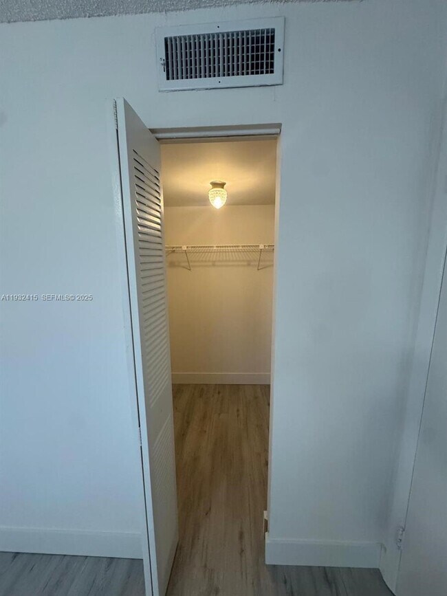 Building Photo - 8051 S Colony Cir