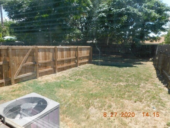 Building Photo - Nice 3 bedrooms, 2 full baths with half ba...