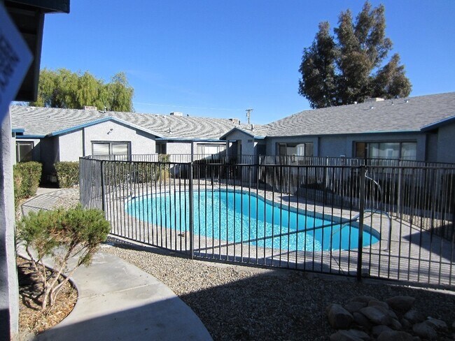 Building Photo - 2 Bedroom 1.5 Bath - Pool