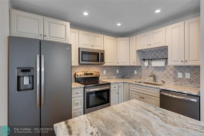 Building Photo - 160 Cypress Club Dr
