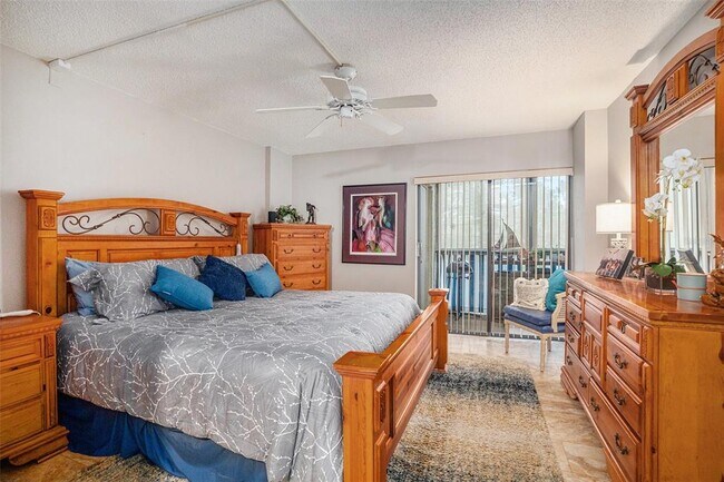 Building Photo - 2800 Cove Cay Dr