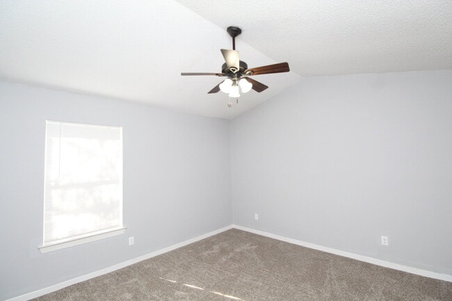 Building Photo - Move-In Ready Townhome in Foxborough with ...