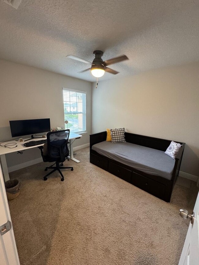 Building Photo - Beautifully maintained 3-bedroom, 2.5-bath...