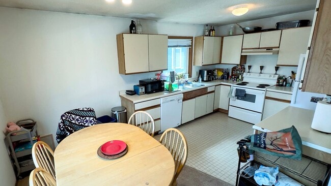 Building Photo - 3 Bed 1 Bath Apartment - Available Septemb...