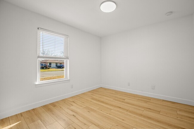 Building Photo - 1512 W Mesa Park Dr
