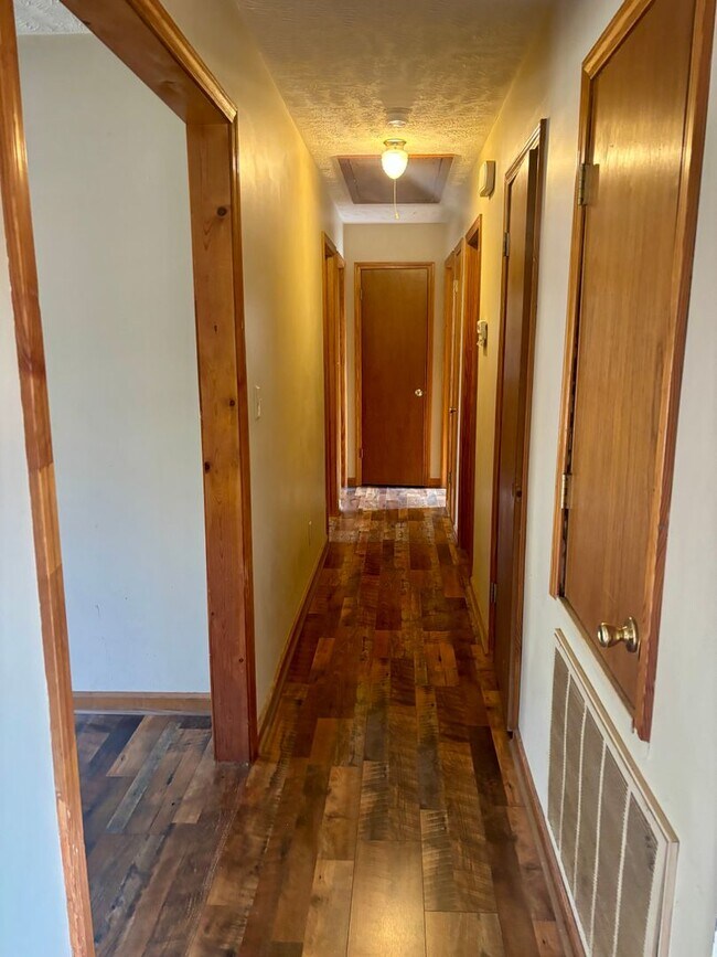 Building Photo - Deposit Special !