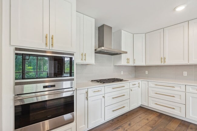 Building Photo - Luxury Condo in Dublin's Coveted Bridge Pa...