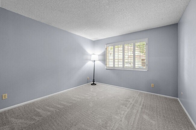 Building Photo - 2 Bed 2 Bath  in Heather Ridge