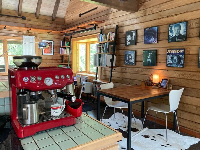 Building Photo - Pet-Friendly 3-Bedroom Home with Beach Access