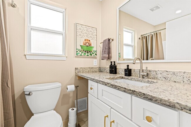 Building Photo - 18939 Sharon Ln