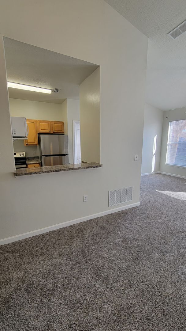 Building Photo - The Villas Condominiums  2/2 AVAILALBE NOW!