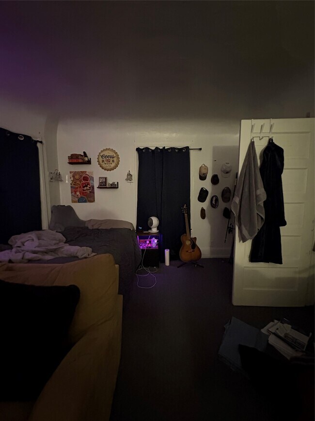 Building Photo - 121 Oak St