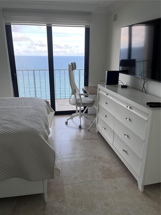 Building Photo - 2625 Collins Ave