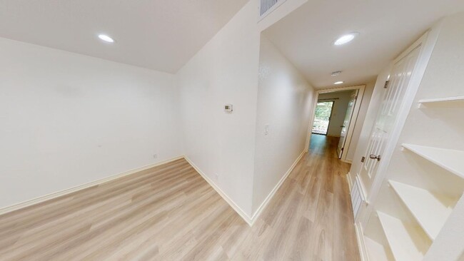 Building Photo - Gorgeous Condo nestled right on Lady Bird ...