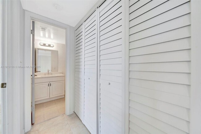 Building Photo - 117 Lake Emerald Dr