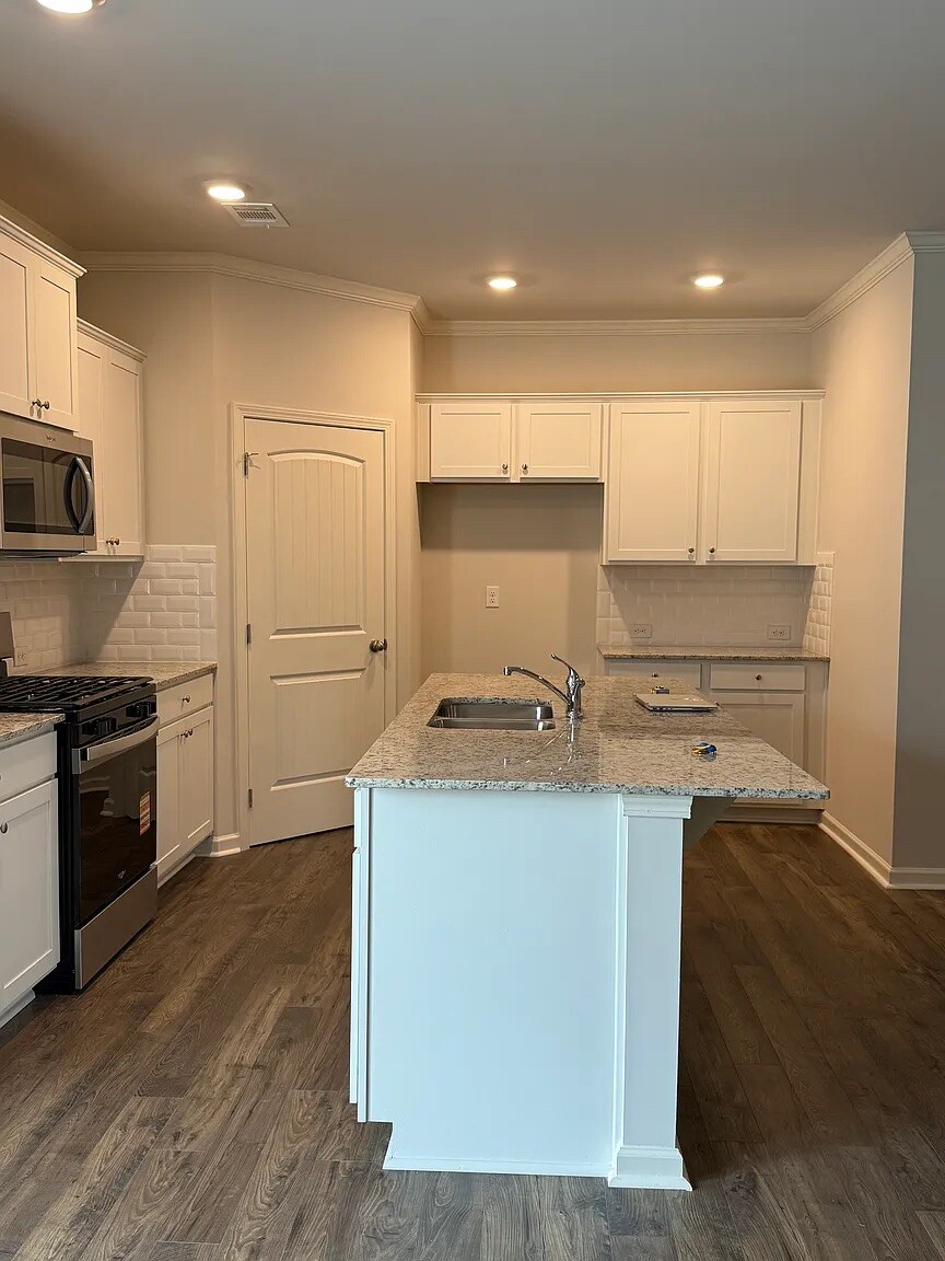 Building Photo - Room in Townhome on Greyton Dr