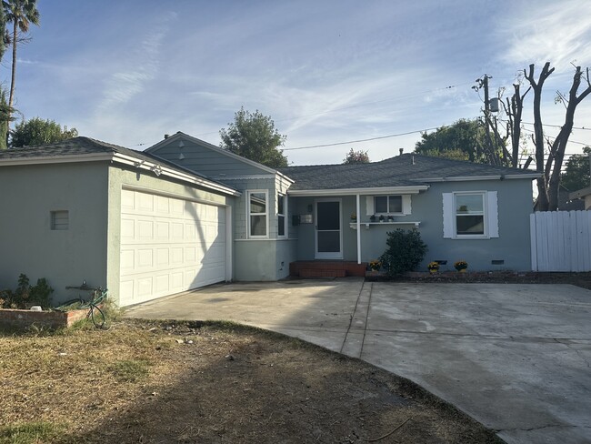 Great Tarzana location, hardwood floors, central air, covered patio nice backyard. - 18318 Erwin St