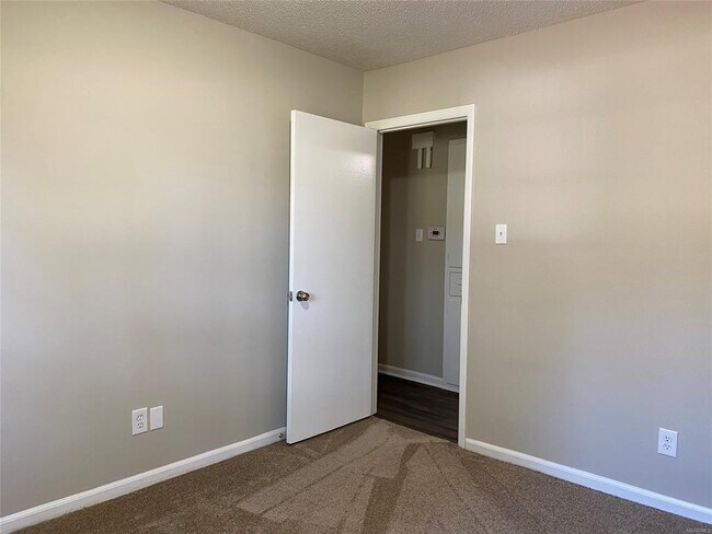 Building Photo - 306 Oakwild Dr