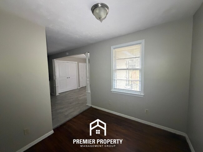 Building Photo - Spacious 3BR Memphis Home w/ Hardwood Floors, Detached Garage & Fenced Yard