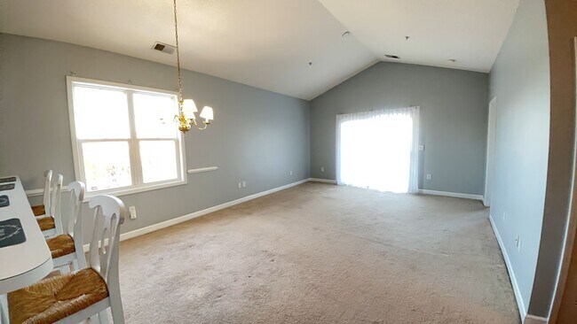 Building Photo - Beautiful unfurnished 2 bedroom/2 bath condo in Heatherstone at Berkshire