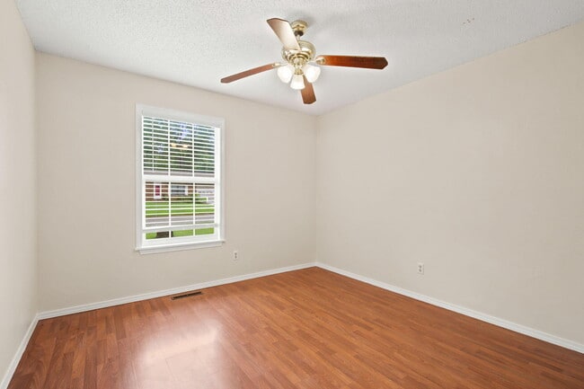 Building Photo - 511 E Dyann Dr