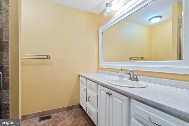 Building Photo - 156 Eaton Dr
