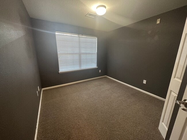 Building Photo - Beautiful 2Bd 1Bath Condo Close to Everything