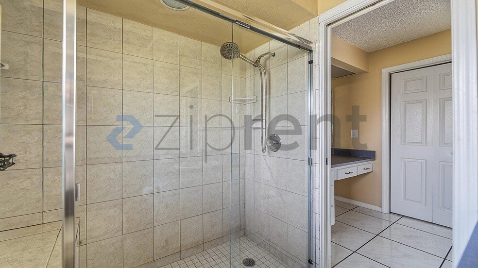 Building Photo - Unit