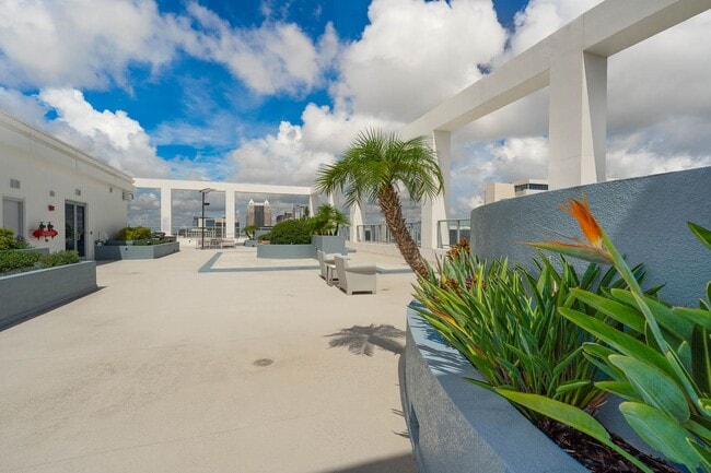 Building Photo - “Sleek Design Meets Walkable Downtown Livi...