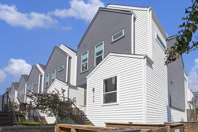 Building Photo - 1131 W 17th St