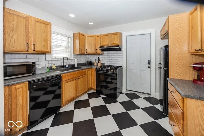 Building Photo - 6140 Winthrop Ave