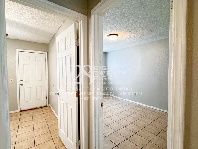 Building Photo - *NOW AVAILABLE!* 2 Bed/1 Bath Tri-plex Home in Noble