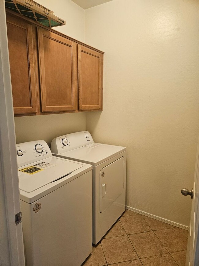 Building Photo - Spectrum rental in Gilbert!