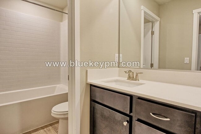 Building Photo - 4 Bed, 3 Bath Home Just off Ward Road and 4th Plain Blvd